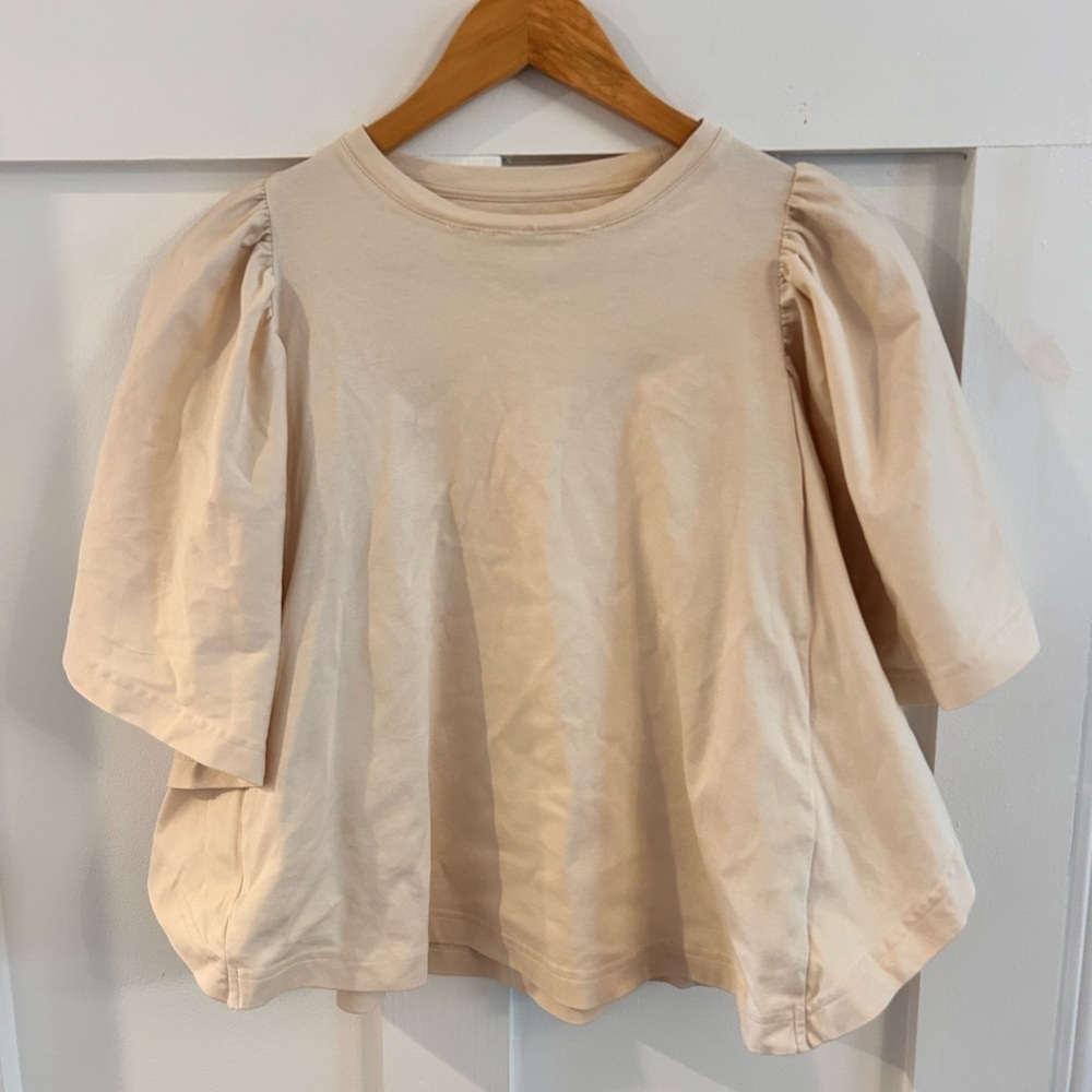 PSOPHIA ruffled sleeve top in ivory cream flutter butterfly top curved hem